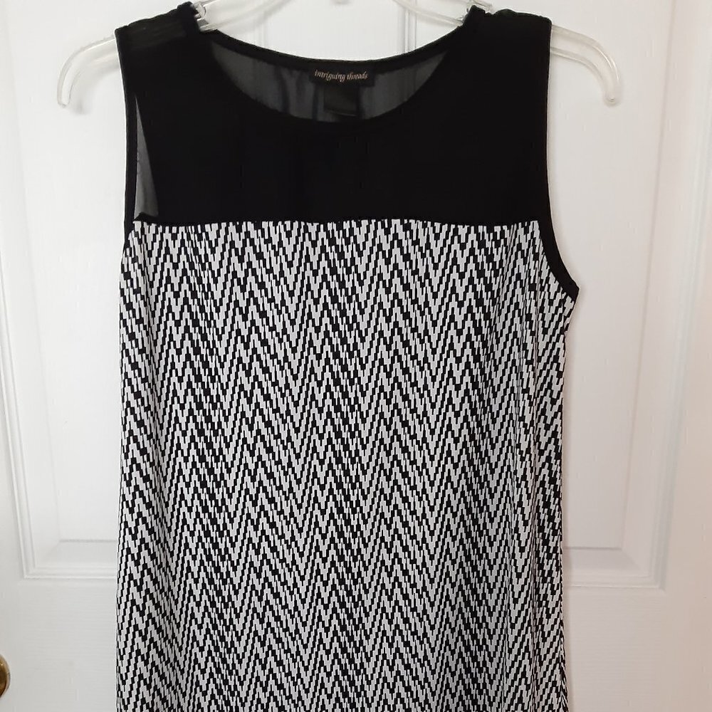 Intriguing Threads  Size Medium Black & White Tunic